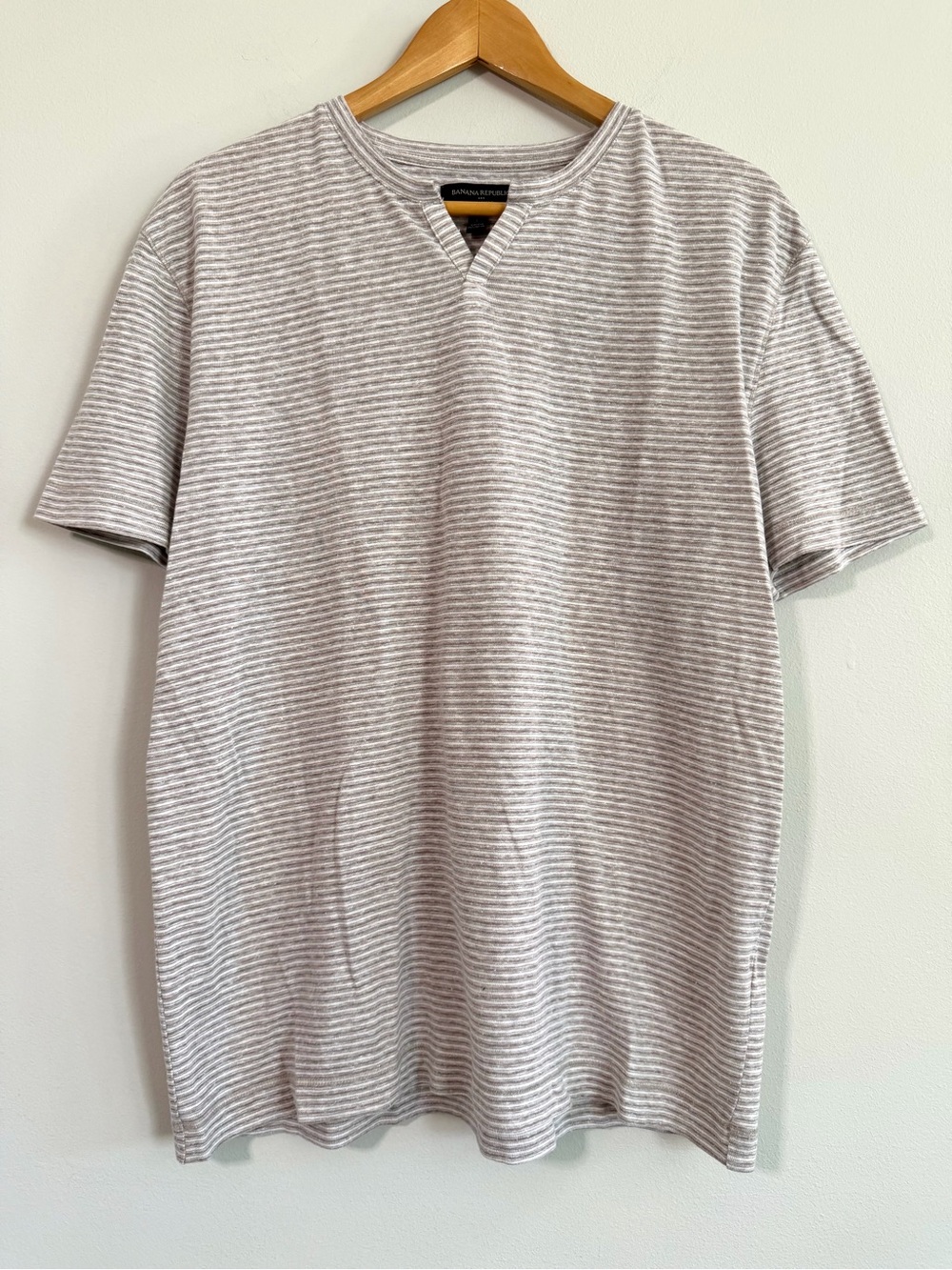 Banana Republic Linen Blend Tee Striped White/Brown Notch V-Neck Men’s Large